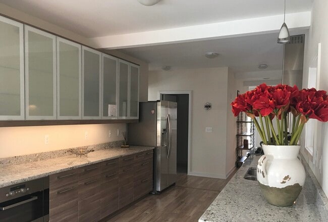 Photo - 330 S Main St