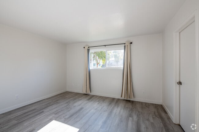 1BR, 1BA - 695SF - Bedroom