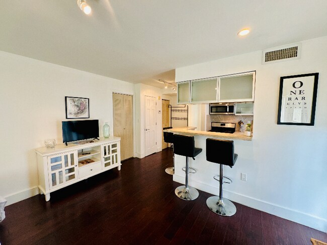 Photo - 741 6th St Unidad 102 W