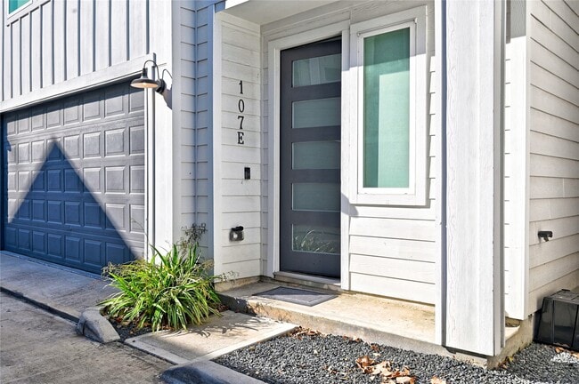 Photo - 107 W Whitney St