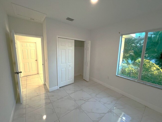 Photo - Great Location-Large 2/2/1 + DEN Duplex