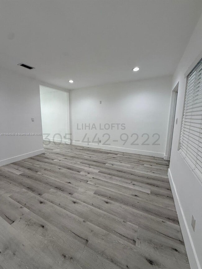 Photo - 1650 SW 3rd St Unidad 4