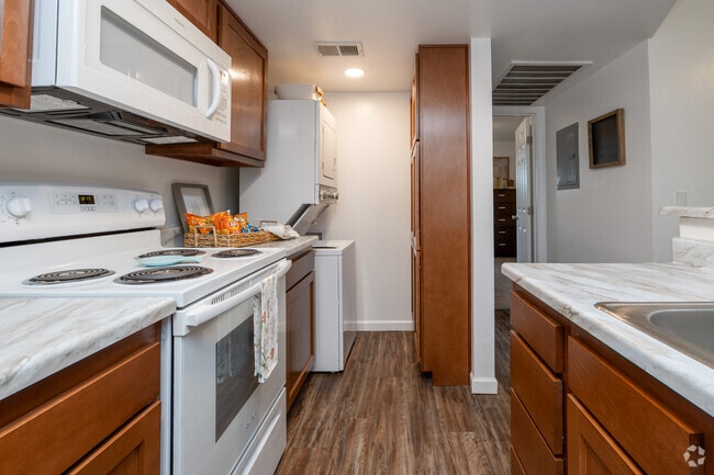 1BR, 1BA - 619SF - Kitchen