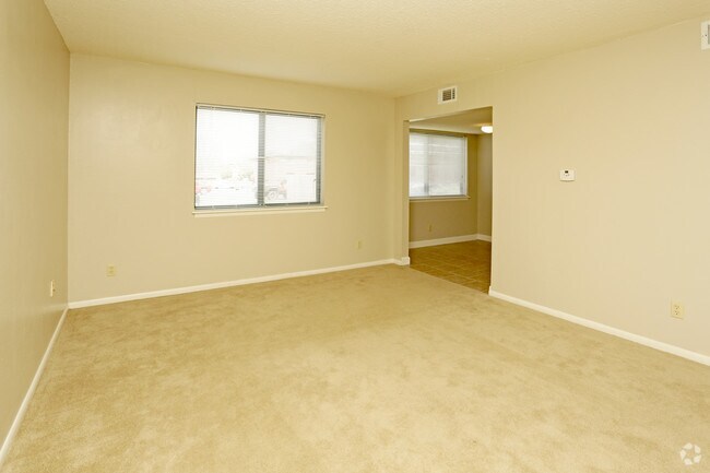 1BR, 1BA - 650 SF