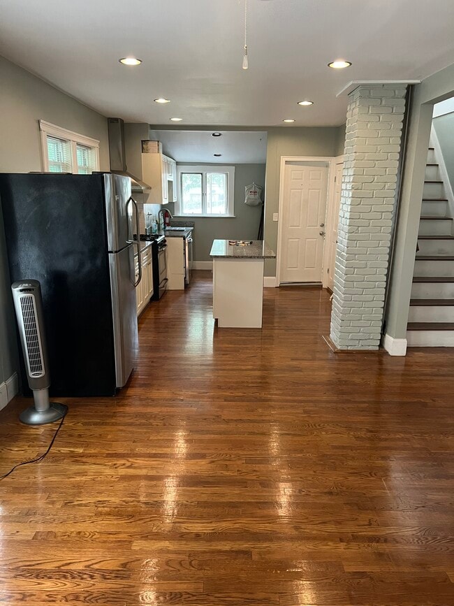 Living space into dining area - 55 Navarre St