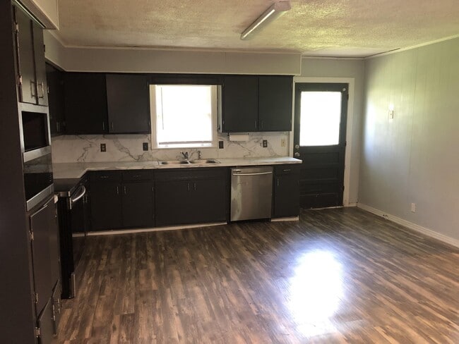 Building Photo - 860 E Lyons St Rental