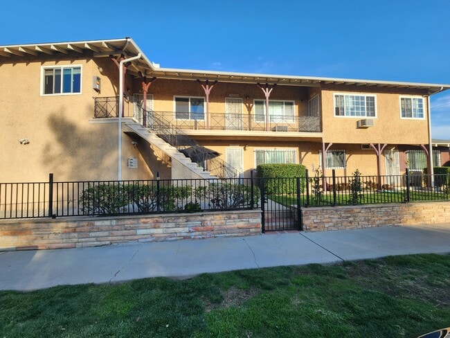 Building Photo - 14227 Moorpark St Unit 14229 Rental