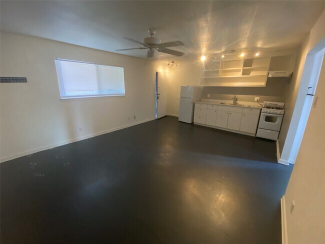 Photo - 219 W Alabama St