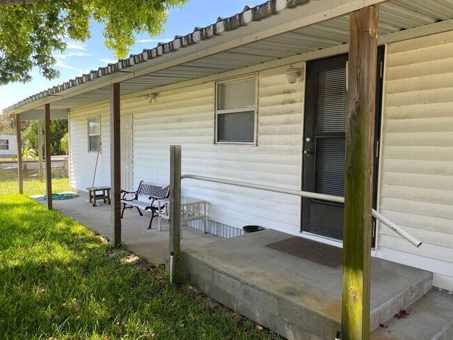 Building Photo - 3 bedroom, 2 bath mobile home with a boat ...