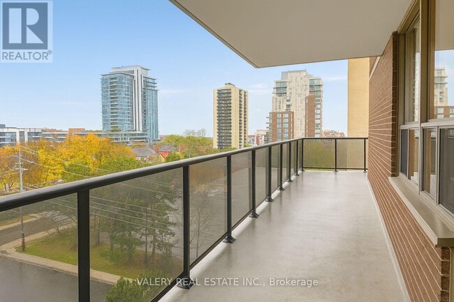 Photo - 70 Park St E Unit 906