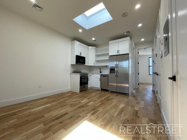 Photo - Stunnging NEW 4 Bed floor trhu in Bed Stuy/Ocean Hill with in unit W/D! Unidad 3