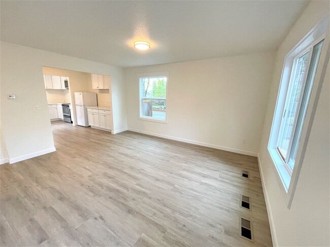 Photo - 620 SE 146th Ave