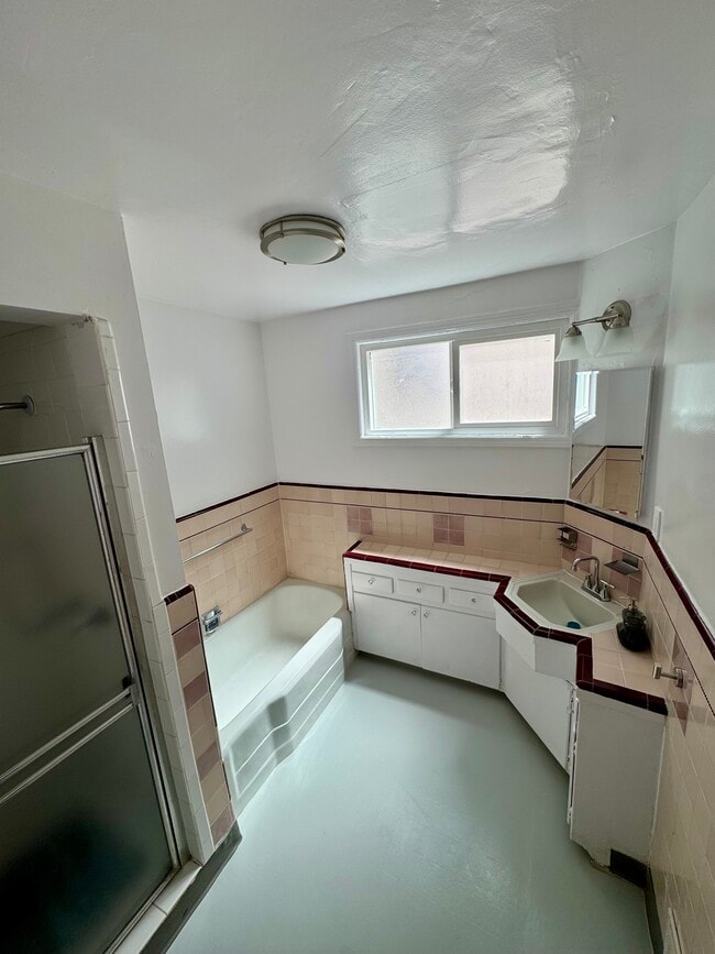 Full bath with large tub - 1320 S Beverly Glen Blvd Unit 1314