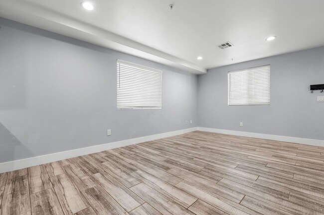 Photo - Beautiful 4 Bed / 3 Bath townhouse with PARKING & IN-UNIT LAUNDRY! Unit 960 1/2 Breed St.