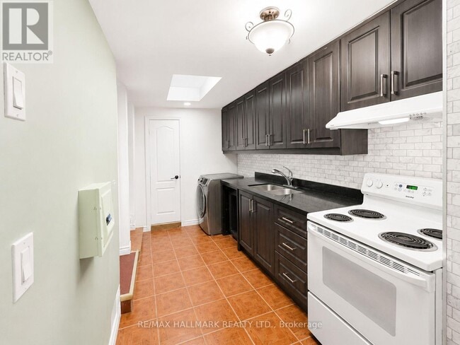 Photo - 866 Bathurst St