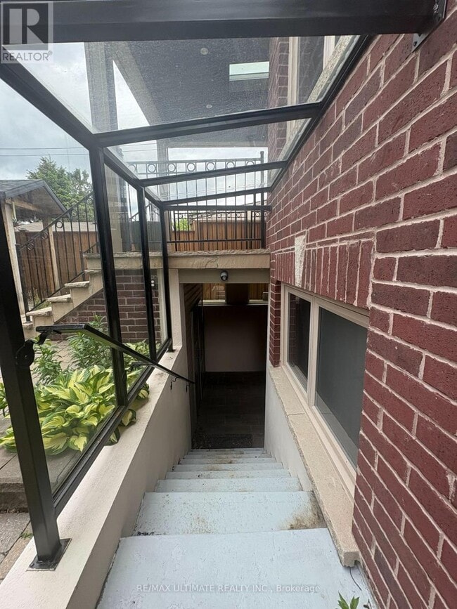 Photo - 1166 Glengrove Ave W