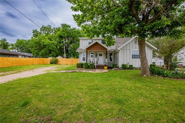 Photo - 718 W Maple St