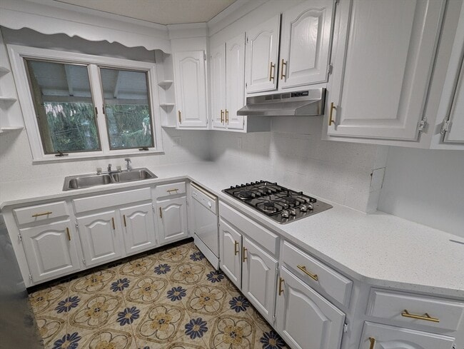 Building Photo - 378 Fellsway W