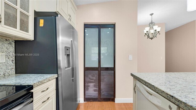 Photo - 570 Woodgate Cir