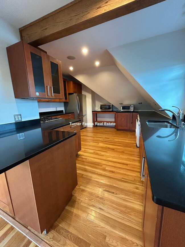 Building Photo - 185 Davis Ave Unit 8