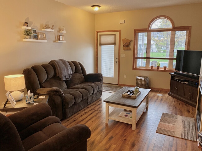 Photo - 1114 Crystal Pl W