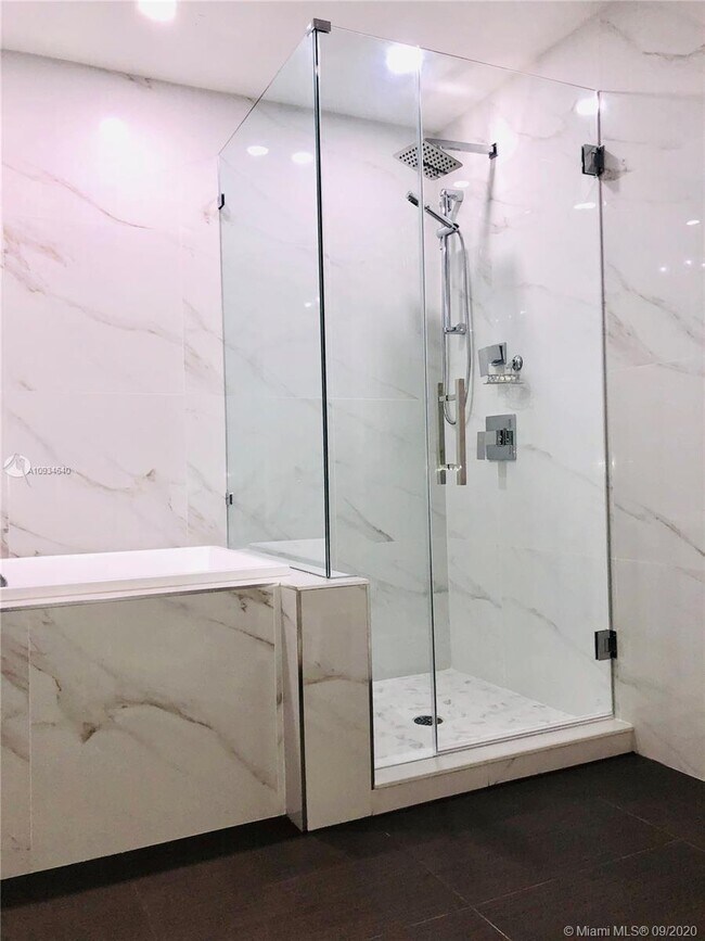 Photo - 533 NE 3rd Ave Unidad 404