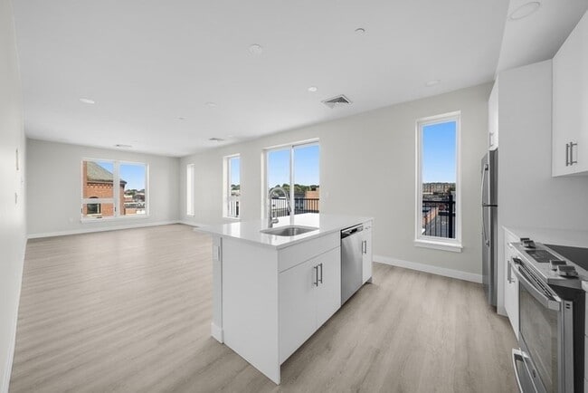 Building Photo - Modern 2BR / 2BA Condo with Balcony, 2 Covered Parking Spaces & Roof Deck Unit 404