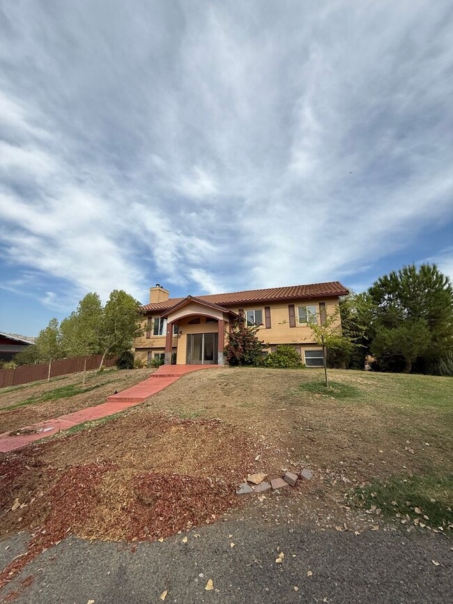 Photo - Huge 5 bedroom Home in Scenic Setting