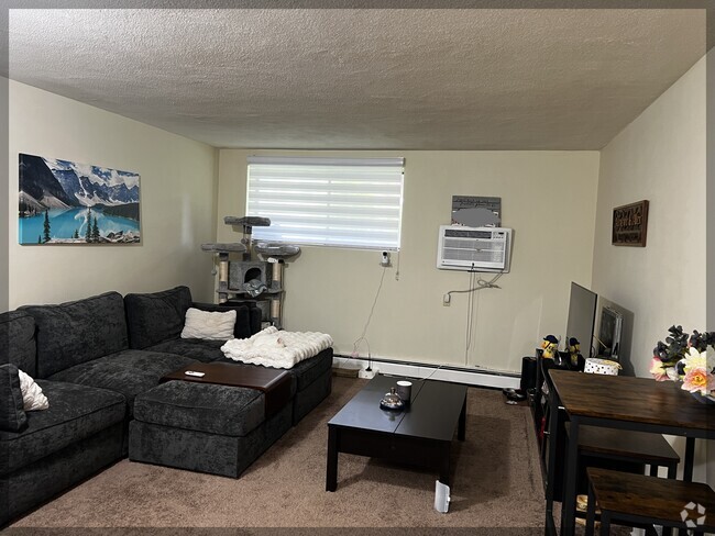 Building Photo - 1000 Governors Dr Unit 9 Rental