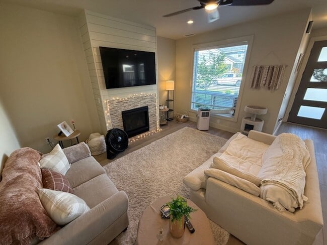 Available September 1, 3 bed 2.5 bath - Available September 1, 3 bed 2.5 bath House