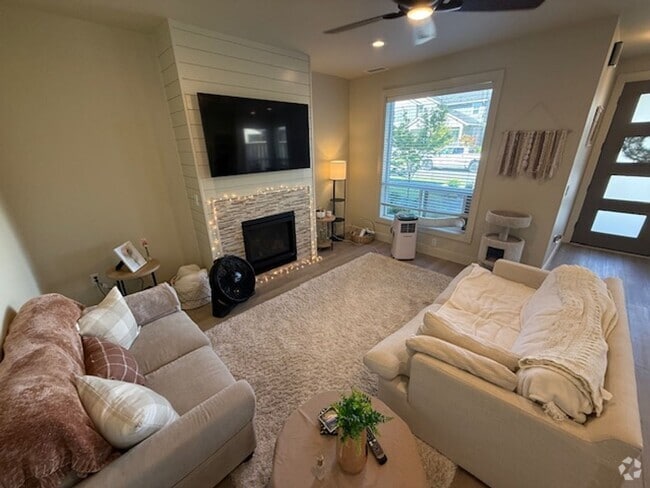 Building Photo - Available September 1, 3 bed 2.5 bath Rental