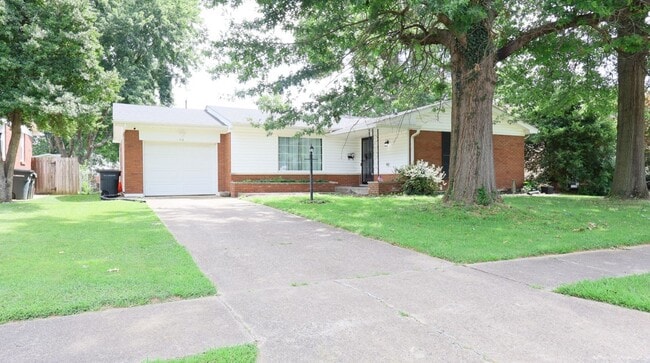 Building Photo - Spacious Modern 4 bedroom, 1 Full Ba, 2 Half bath