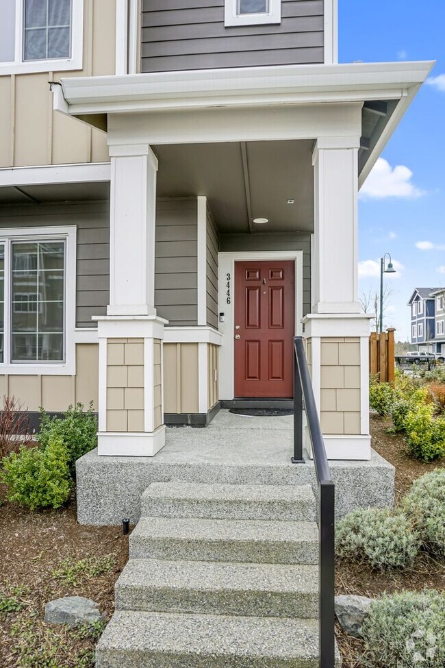 Building Photo - Very nice townhouse with modern finishes