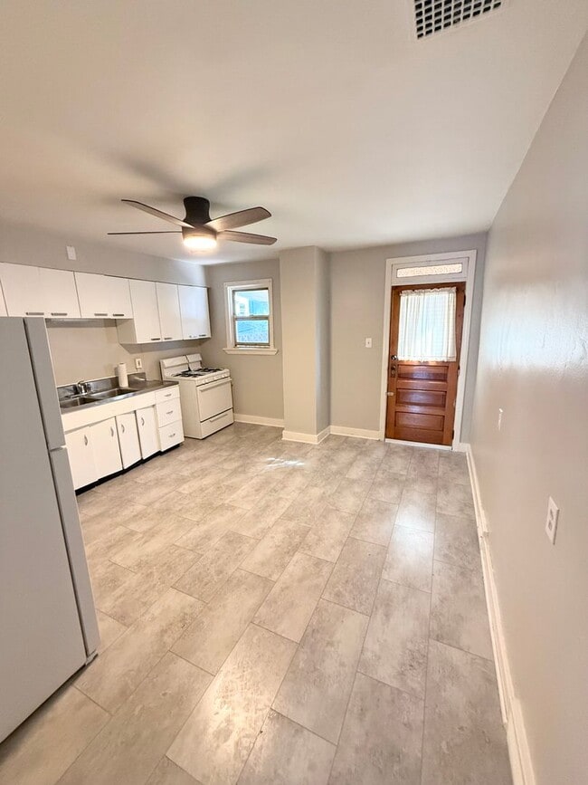 Photo - One or 2 bedroom, 1 bathroom home with a den in the heart of Lawrenceville.