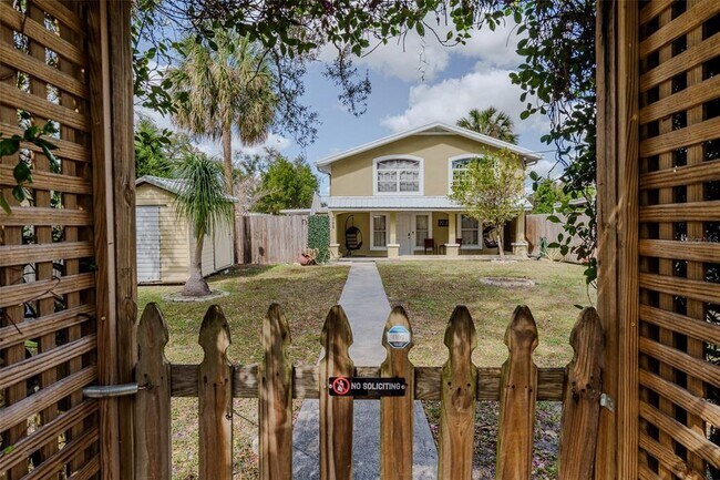 203 W Crest Ave