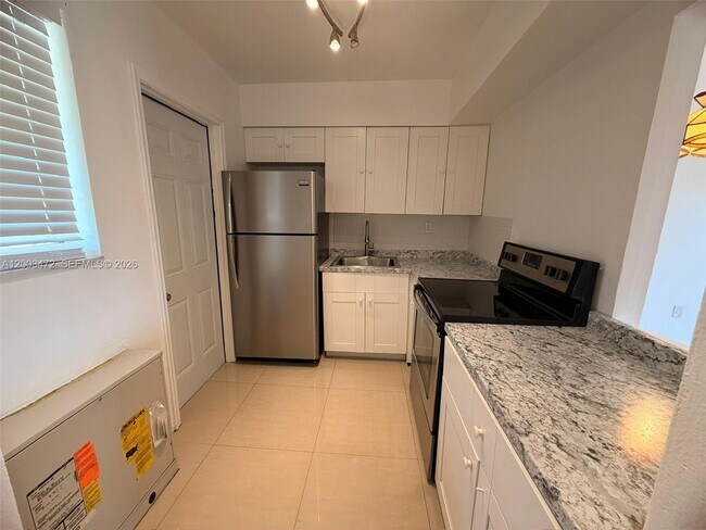 Building Photo - 20200 NE 27th Ct Unit 3
