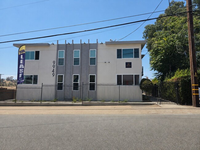 Building Photo - 9949 Pinewood Ave