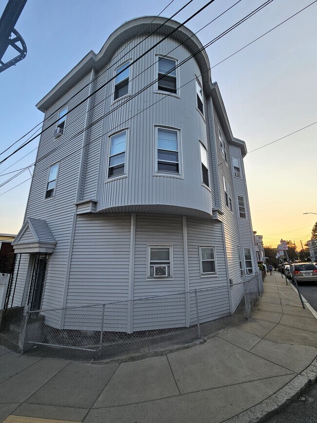 Building Photo - 46 Breed St Unit 2 Rental