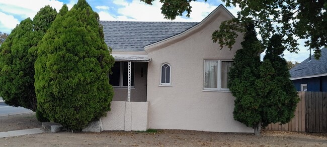 Frente - 4620 N Wall St