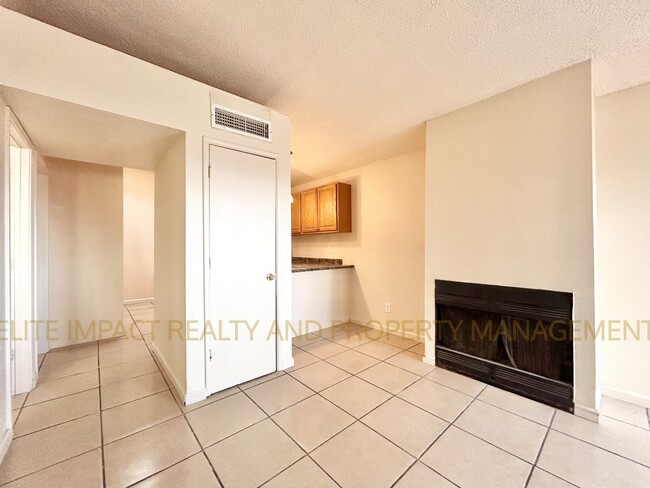 Photo - 425 E Thoroughbred St