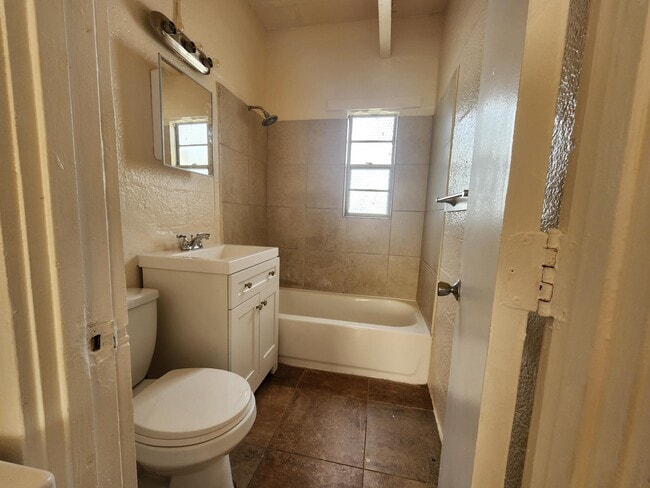 Building Photo - 620 20th St Unit 3 Rental