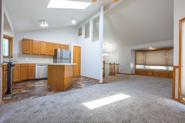Building Photo - Unique 3 Bedroom / 2 Bath with Washer/Drye... Rental