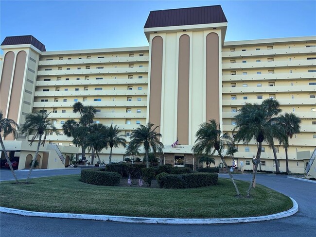 Building Photo - 4750 Cove Cir Unit 904