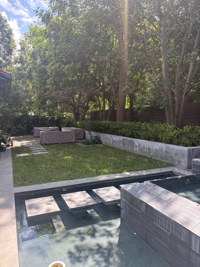 Building Photo - Elegant Beverly Hills Living | 2 Bed + Study or office | 3 Bath | Pool & Spacious Yard