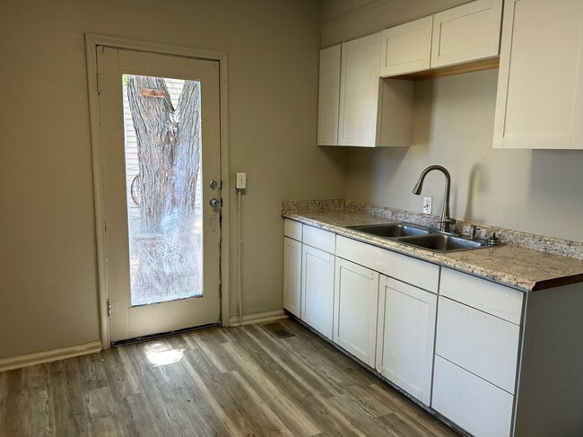 Photo - 279 W Railroad Ave Unidad 2 (1 Bed) Left Door