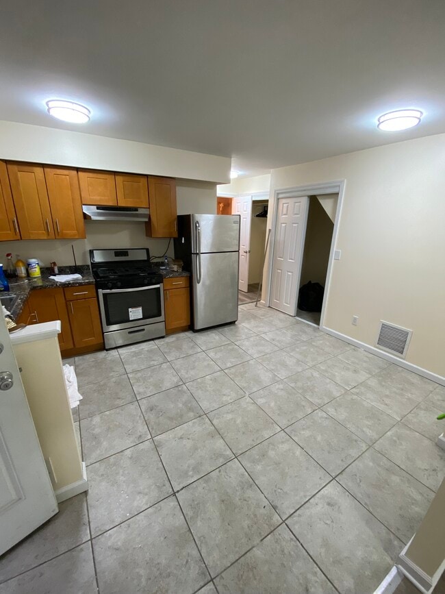 Building Photo - 22 Kingsbridge Ave Rental