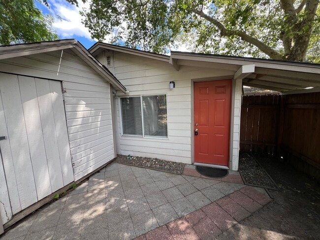 Building Photo - 412 NW Manzanita Ave Unit B