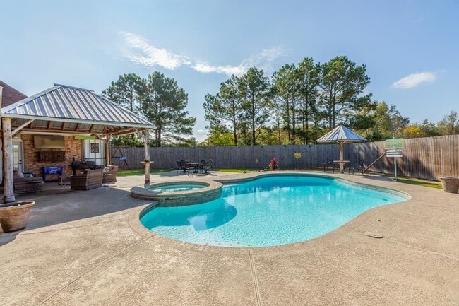 Photo - 665 Winchester Dr