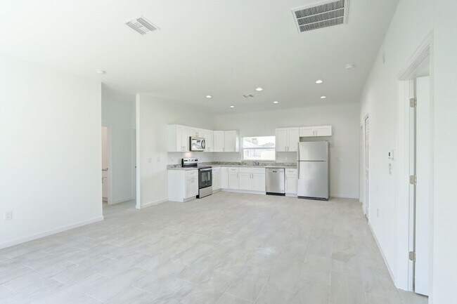 Photo - BRAND NEW 3/2/1-SAVANNAH MODEL-GREAT SW LEHIGH LOCATION