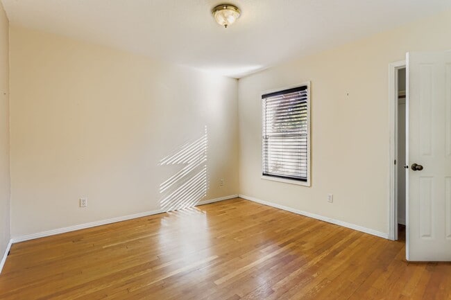 Building Photo - 6218 SW Garden Home Rd Unit Upstairs